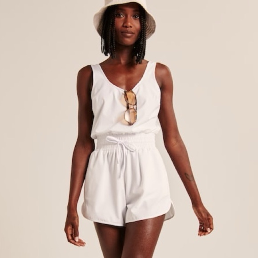 NWOT ABERCROMBIE TRAVELER ROMPER WHITE SIZE MEDIUM